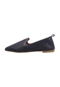Zapato azul oscuro sin cordones con un intrincado patrón texturizado, puntera puntiaguda y suela marrón claro. Presenta un pequeño lazo en la parte posterior para facilitar el uso.