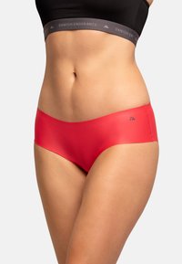 Boxers hipsters rouges en tissu lisse avec un design taille mi-haute. Présentent un logo discret sur le côté gauche et des bords sans couture pour plus de confort.