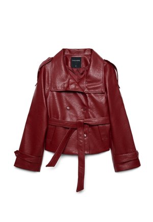Veste courte en similicuir rouge foncé avec détails à boutons, large col, ceinture à la taille et manches longues avec poignets boutonnés.