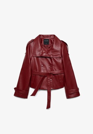Veste courte en similicuir rouge foncé avec détails à boutons, large col, ceinture à la taille et manches longues avec poignets boutonnés.