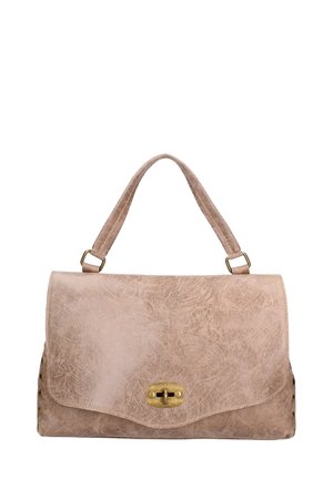 Borsa a tracolla in finta pelle beige con finitura texturizzata, chiusura a patta e accessori in tonalità oro. Dotata di una sola tracolla e dettagli decorativi in metallo.