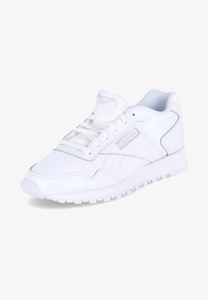 Witte sportschoenen met een gladleren bovenkant, een gestructureerde zool en een vetersluiting aan de voorkant. Beschikt over lichtgrijze accenten en een logo aan de zijkant.