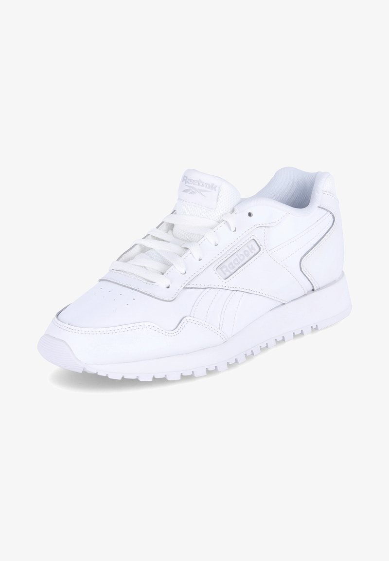 Hvide atletik sko med glat læderoverdel, struktureret sål og snørebånd foran. Utstyrt med lysegrå accenter og logo på siden.