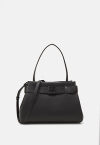 Schwarze Lederhandtasche mit strukturiertem Design, ausgestattet mit zwei Griffen, einem abnehmbaren Schultergurt und einem rechteckigen Logo-Accesoire.