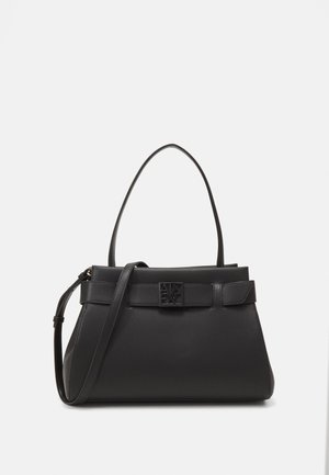 Borsa a mano in pelle nera con un design strutturato, dotata di due manici, una tracolla removibile e un accento rettangolare con il logo.