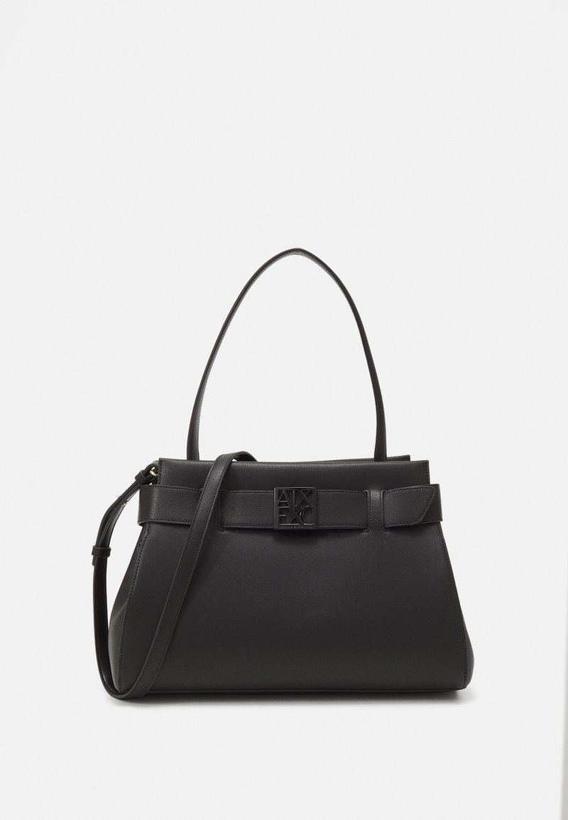Schwarze Lederhandtasche mit strukturiertem Design, ausgestattet mit zwei Griffen, einem abnehmbaren Schultergurt und einem rechteckigen Logo-Accesoire.