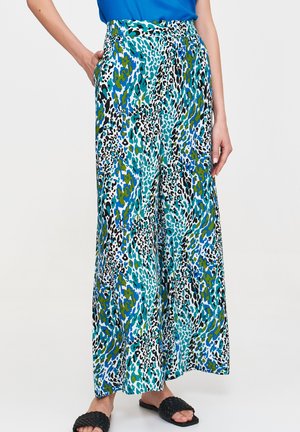 Weite Hosen mit einem bunten, abstrakten Leopardenmuster in Grün, Blau und Schwarz auf einem weißen Hintergrund. Aus leichtem Stoff gefertigt.