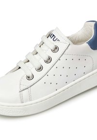 Sneaker in pelle bianca con accenti blu, punta rotonda, design perforato ai lati, sei fori per i lacci e suola piatta in gomma bianca.