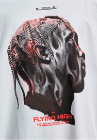 Upscale by Mister Tee FLYING HIGH OVERSIZE FLYING HIGH OVERS - T-shirts med print - white