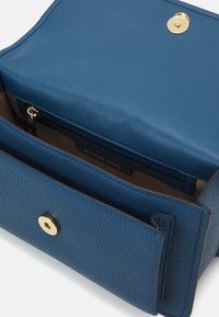 MICHAEL Michael Kors CLAIRE SHOULDER - Torba preko tijela - dk chambray