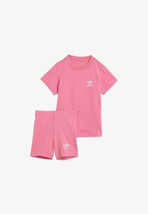 Set aus rosa Baumwoll-T-Shirt und Shorts mit Rundhalsausschnitt, kurzen Ärmeln und weißem Logo auf der Brust und dem Bein. Weiche Textur.
