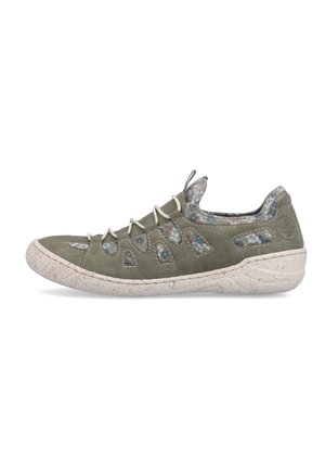Chaussure en suède verte avec des accents à motif floral, bout rond, découpes respirantes et semelle en caoutchouc blanche mouchetée. Entrée à lacets pour un ajustement sécurisé.