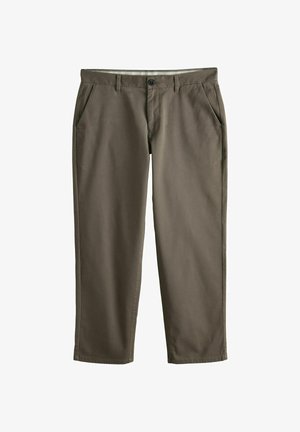 Braune Baumwoll-Chinos mit geradem Beinlayout, ausgestattet mit Gürtelschlaufen, Fronttaschen und einem Knopfverschluss. Glatte Textur und klassischer Schnitt.