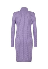Lilafarbenes, kabelgestricktes Langarmkleid mit Rollkragen sowie gerippten Bündchen und Saum, von hinten auf einem weißen Hintergrund gezeigt.