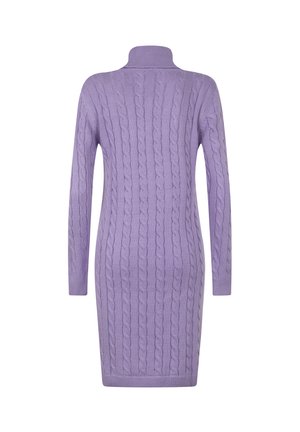 Lilla kabelstrikket langærmet sweaterkjole med turtleneck samt ribbede manchetter og kant, vist fra ryggen på en hvid baggrund.