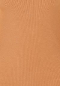 Pomarańczowa tkanina w prążki, o gładkiej fakturze i wąskich pionowych paskach. Lekka i elastyczna, zapewniająca dopasowanie.