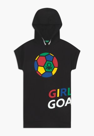 Sort ærmeløs hættetrøje med en flerfarvet fodbold og delvist synlig tekst "GIRL GOALS" i rød, gul, blå, grøn og hvid.