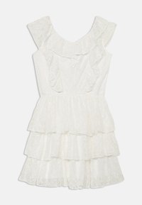 Robe en dentelle blanche avec encolure à volants, design sans manches et jupe à étages. Présente une texture délicate et un voile transparent.