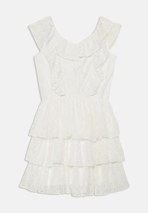 Vestido branco de renda com decote franzido, design sem mangas e saia em camadas. Apresenta uma textura delicada e sobreposição transparente.