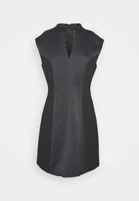 Ärmlös svart figurnära klänning med djup V-ringning och dragkedja i ryggen, med formgivande sidopaneler.