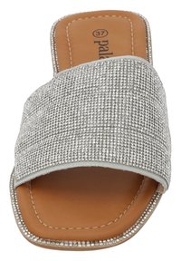 Infradito argento con tomaia texturizzata decorata da piccole pietre rhinestone. Design piatto e aperto davanti su una suola sintetica color cammello. Taglia 37.