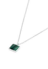 Collier chaîne en argent avec un pendentif carré en pierre de malachite verte présentant des motifs rayés naturels.