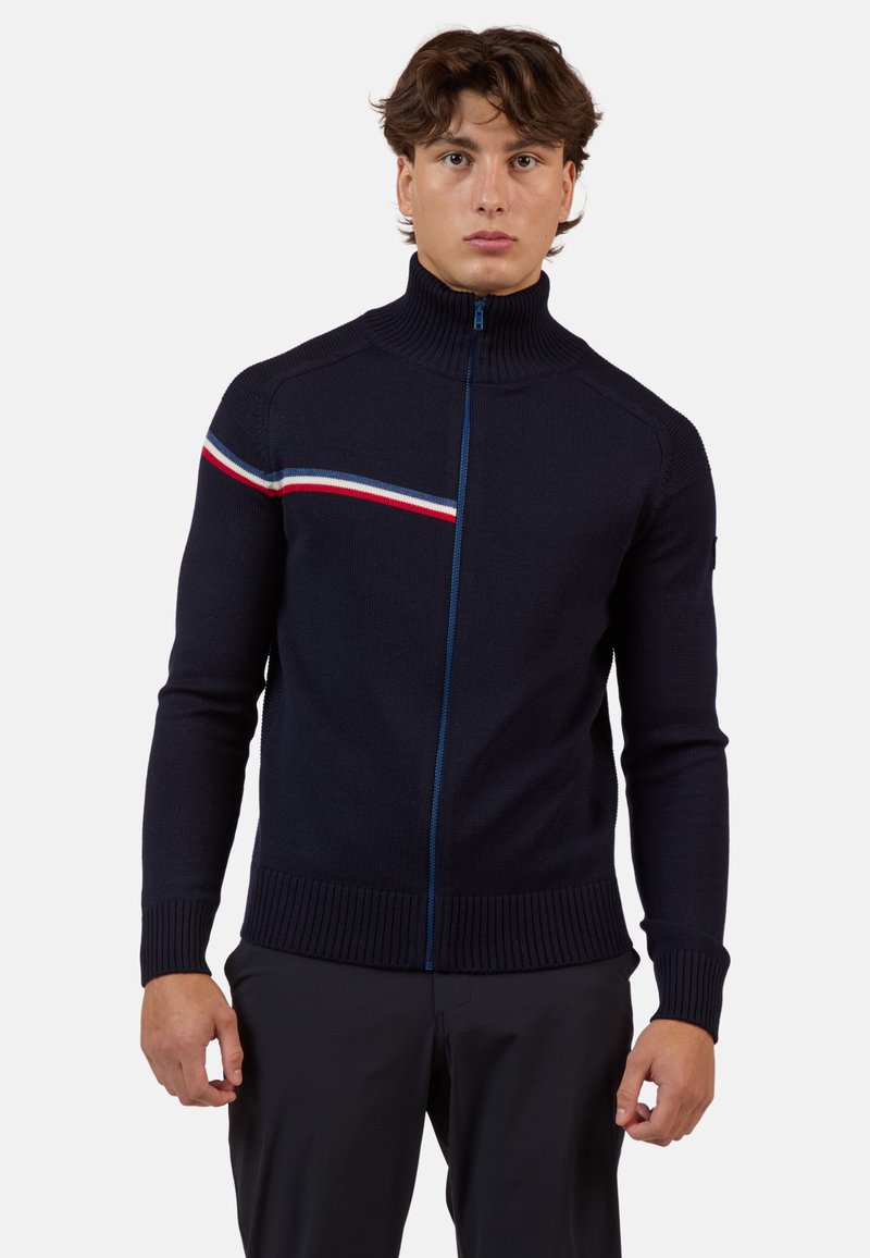 Maglione zip-up blu navy con colletto alto, caratterizzato da una striscia orizzontale rossa, bianca e blu sul petto, con polsini e orlo a coste.