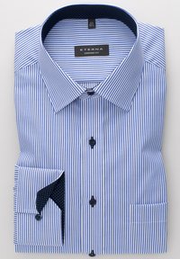 Camicia a maniche lunghe a righe blu e bianche con vestibilità comoda, dotata di un colletto interno a pois blu navy e polsini con un singolo bottone.