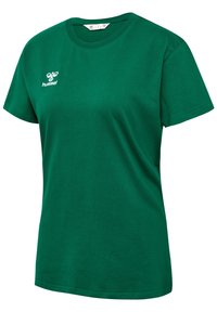 Camiseta de algodón verde con cuello redondo, mangas cortas y un logotipo bordado en blanco en la parte superior izquierda del pecho. Textura suave.