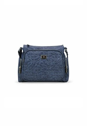 Bolso de mano acolchado azul con cierre de cremallera, que presenta costuras decorativas y un bolsillo frontal con cremallera. Incluye una correa de hombro ajustable.