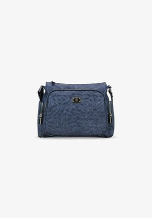 Bolso de mano acolchado azul con cierre de cremallera, que presenta costuras decorativas y un bolsillo frontal con cremallera. Incluye una correa de hombro ajustable.