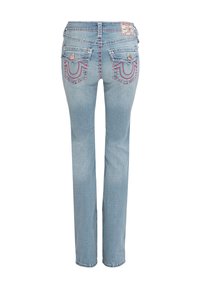 Jean en denim bleu clair avec coutures rouges, poches arrière à rabat avec boutons, et une petite étiquette de marque sur la ceinture.