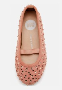 Bailarinas de ante rosa con embellishments metálicos, correa elástica y puntera redonda. El interior presenta el logo y el texto "Que tengas un buen día".