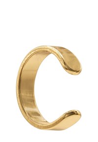 Gold Cuff-Armband mit einer glatten, polierten Oberfläche, bestehend aus einem geschwungenen, offenen Design und abgerundeten Enden. Minimalistische, moderne Ästhetik.