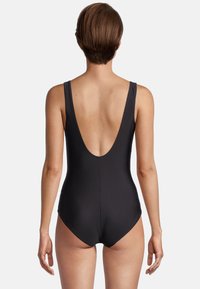 Maillot de bain noir une pièce avec un dos en V profond, de larges bretelles et une texture de tissu lisse. Design minimaliste sans hardware ou motifs visibles.
