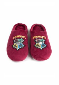 Pantofole in felpa bordeaux con il crest di Hogwarts, caratterizzate da un design a scudo, dettagli ricamati e una texture morbida.