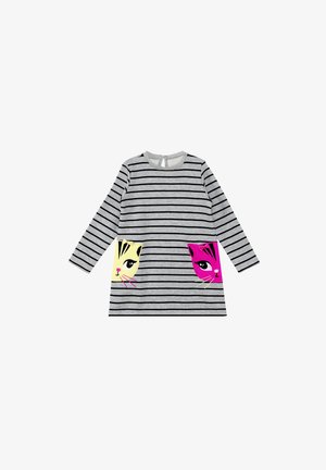Robe grise à manches longues avec des rayures horizontales noires et des poches avant ornées de visages de chats jaunes et roses.