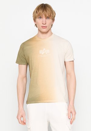 Kurzärmeliges T-Shirt mit Farbverlauf von olivgrün zu beige und einem weißen Logodruck auf der Brust. Klassisches Rundhalsdesign.