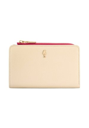 Beżowy skórzany portfel z czerwonym zamkiem błyskawicznym na górze i małym złotym emblematem ptaka na środku przodu.