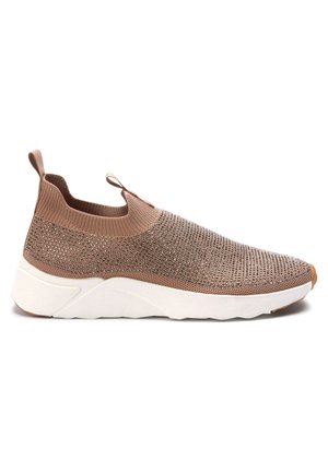 Slip-on beige strikket sneaker med hvid chunky sål og trækkeøjer på krave og tud set fra siden.