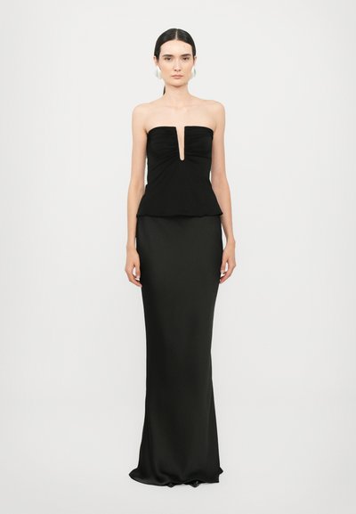 Vestido negro sin mangas con un cuerpo ajustado que presenta un escote de ojal y detalles gather; tela suave y fluida que se extiende hasta el suelo.