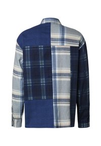 Garām piedurknēm žakarda krekls tumši zilā un pelēkā krāsā ar dažādiem rūtainiem un vienkrāsainiem auduma rakstiem, redzams no muguras.