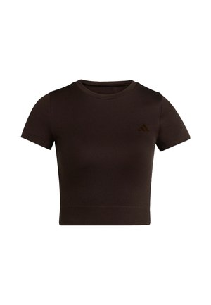 T-shirt de sport court à manches courtes de couleur marron foncé avec un logo discret sur le côté gauche de la poitrine, sur fond blanc.