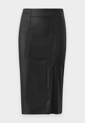 Gonna nera a matita con una texture liscia e lucida, dotata di uno spacco laterale e cuciture sartoriali, progettata per una silhouette aderente.