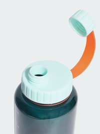 Mėlynai žalia plastikinė vandens gertuvė su šviesiai mėlynu srieginiu dangteliu ir oranžine lanksčia nešiojimo diržele, turinti plačią burną.