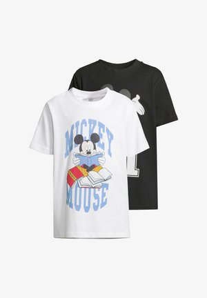 Kaks puuvillast T-särki; üks valge, millel on värvikas Mickey Mouse'i graafika, teine must, millel on peene hiire kontuur ja number 1.