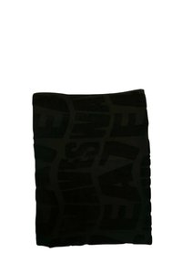 Plaid in pile nera con un design testurizzato che presenta grandi e audaci lettere in rilievo. Forma rettangolare, aspetto morbido, lieve lucentezza.