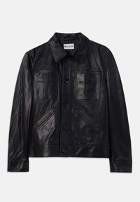 Melnas ādas jaku ar pogām, ar asu apkakli, divām krūšu kabatām un divām diagonālām sānu kabatām.