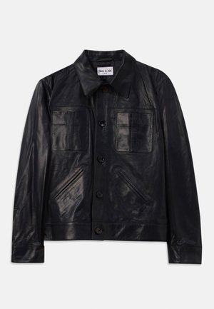 Schwarze Lederjacke mit Knopfleiste, spitzem Kragen, zwei aufgesetzten Brusttaschen und zwei diagonalen Seitentaschen.