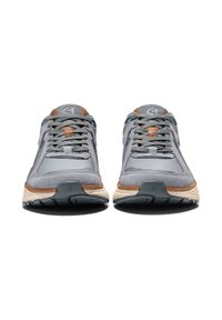 Scarpe da ginnastica grigie con una parte superiore liscia e testurizzata, caratterizzate da un accento beige, lacci tondi e suole spesse in gomma.
